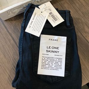 Frame le one skinny jeans. Black denim